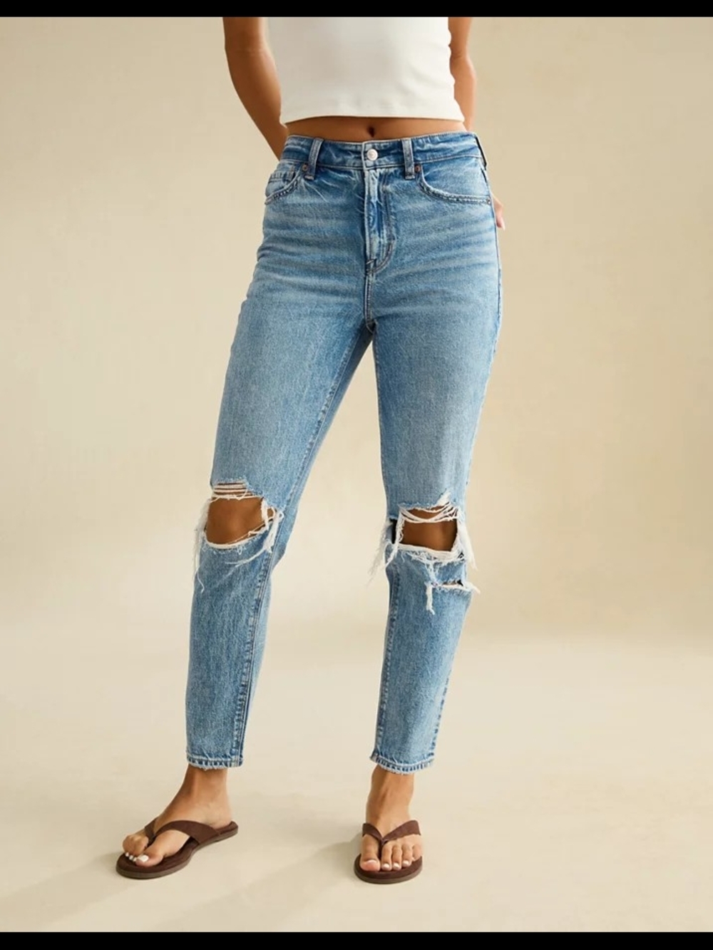 American Eagle Outfitters Strigid Mom Light Wash Ripped Jeans